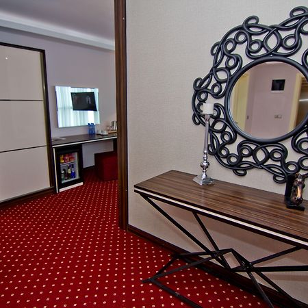 Sky Tower Hotel Batumi Exterior foto A suite at the hotel