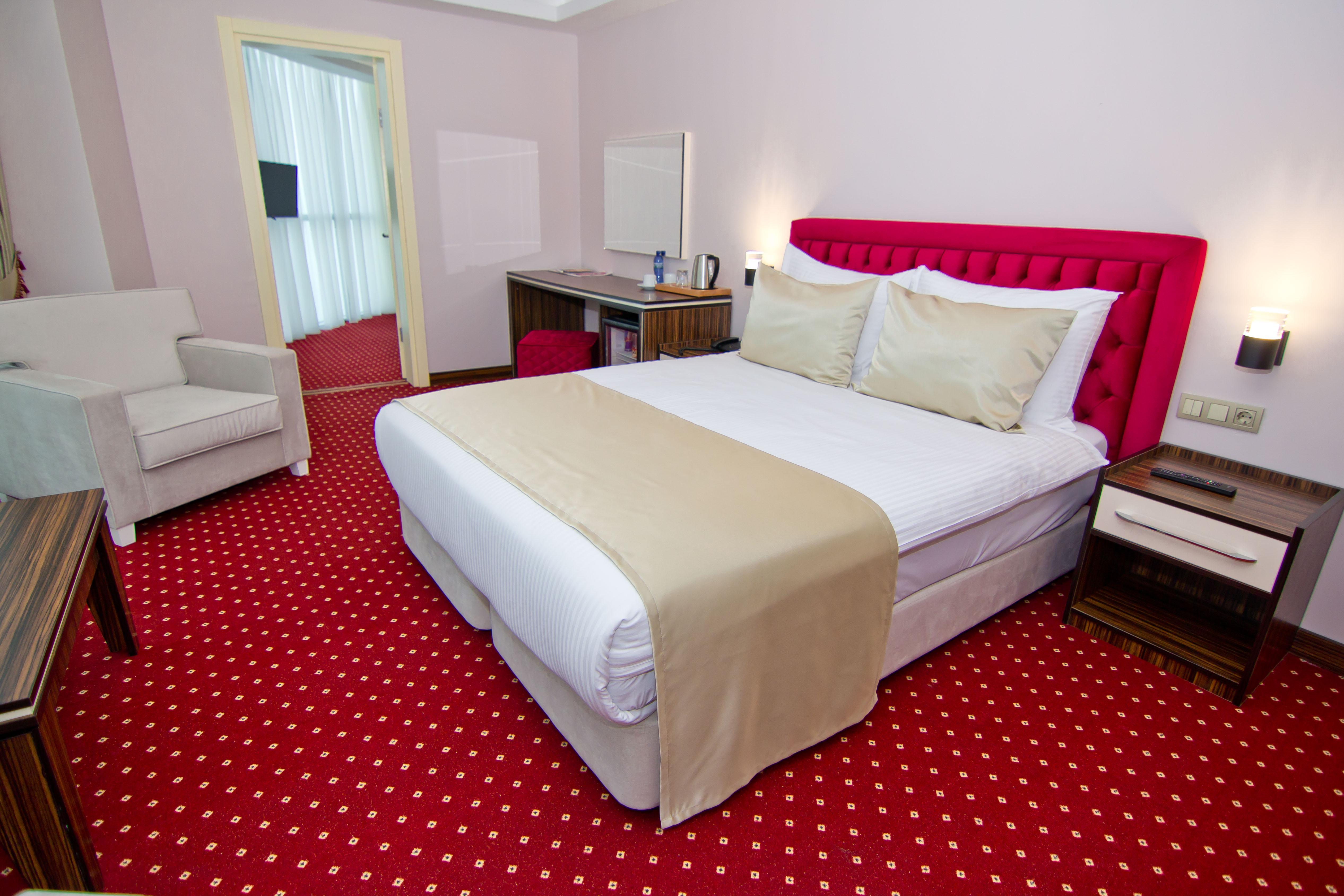 Sky Tower Hotel Batumi Exterior foto A bedroom with carpet