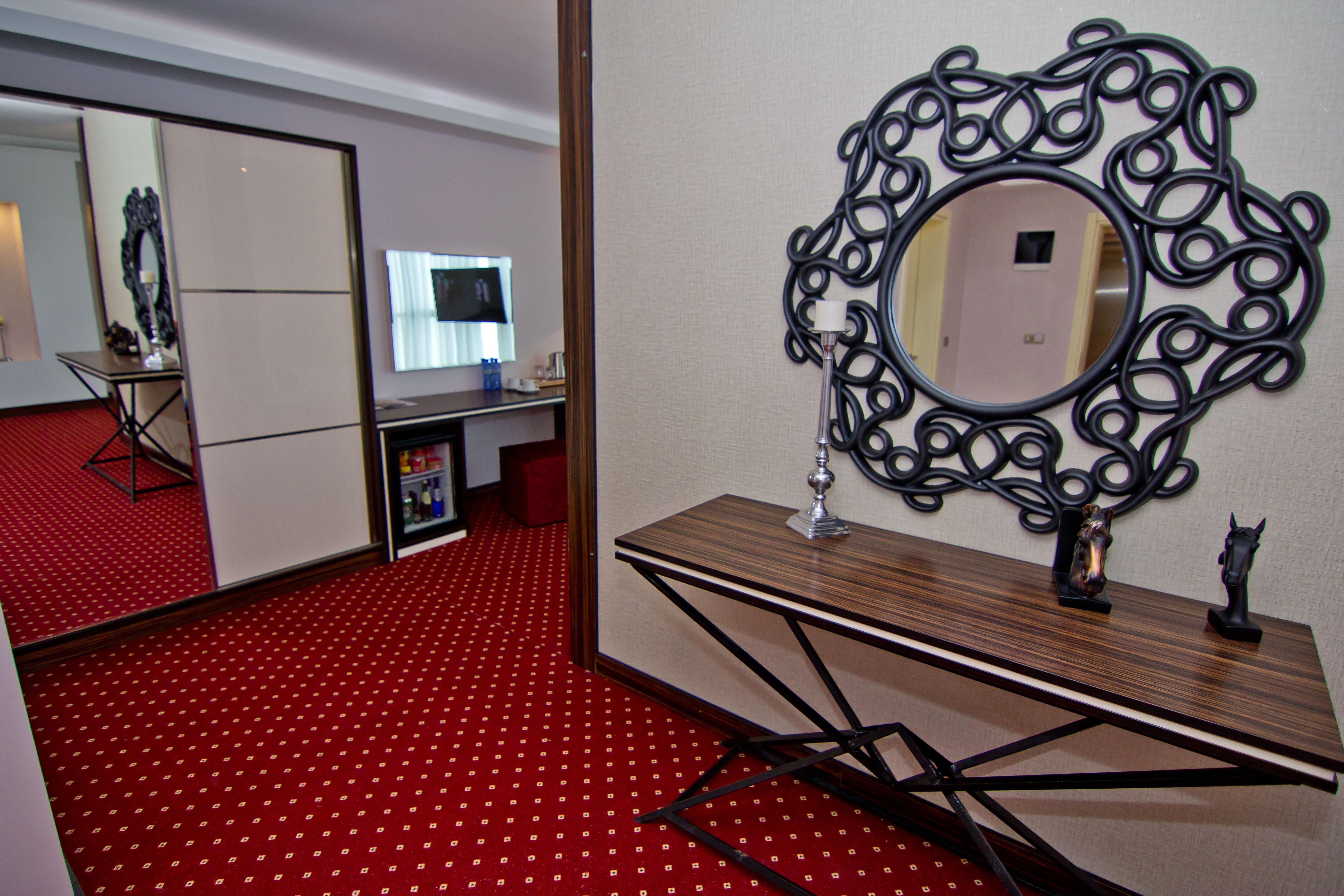 Sky Tower Hotel Batumi Exterior foto A suite at the hotel