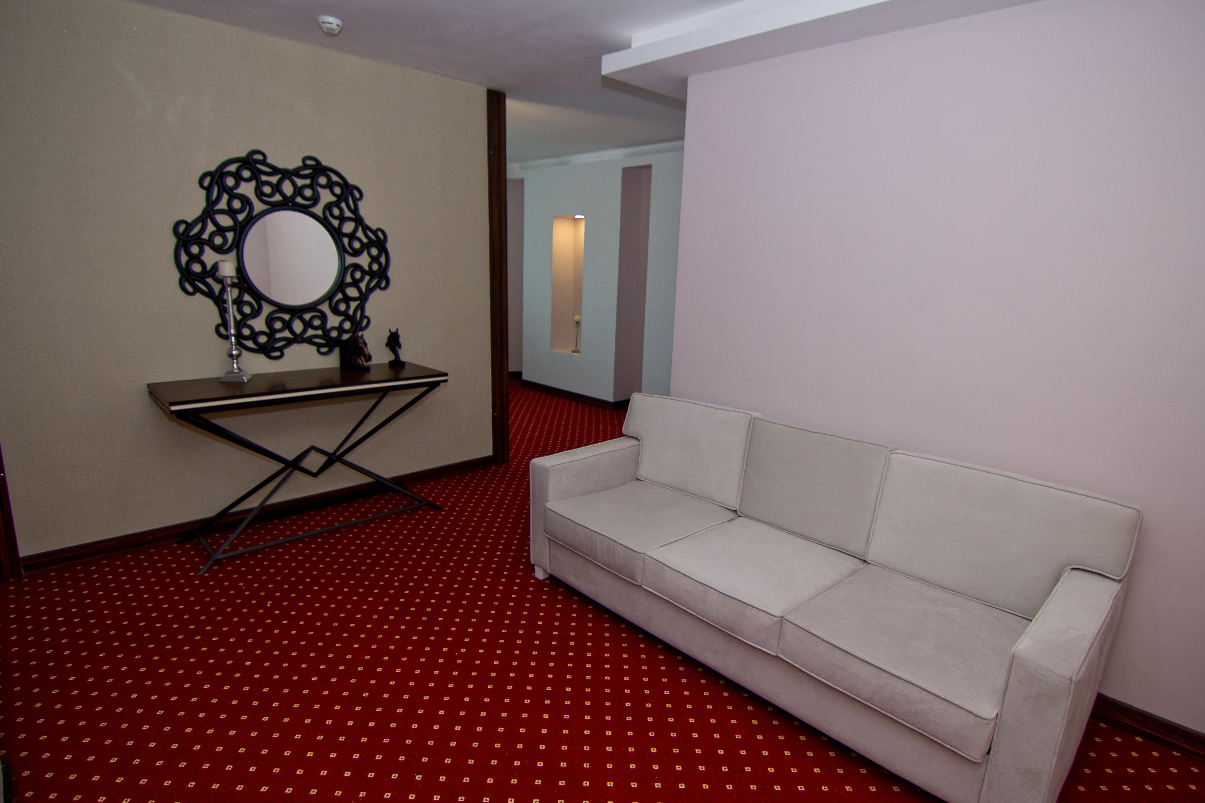Sky Tower Hotel Batumi Exterior foto A room in the hotel