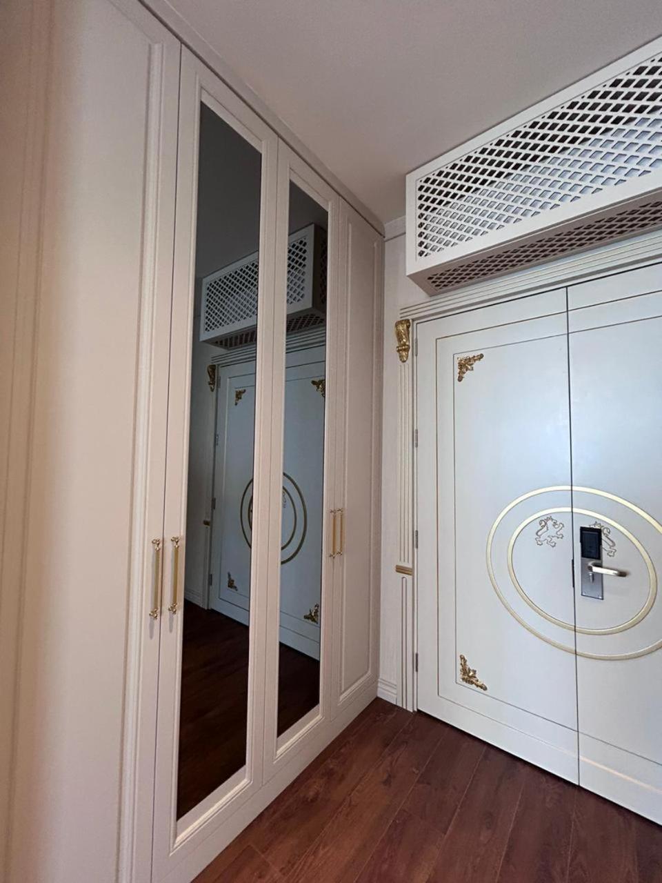 Sky Tower Hotel Batumi Exterior foto A safe in a hotel room