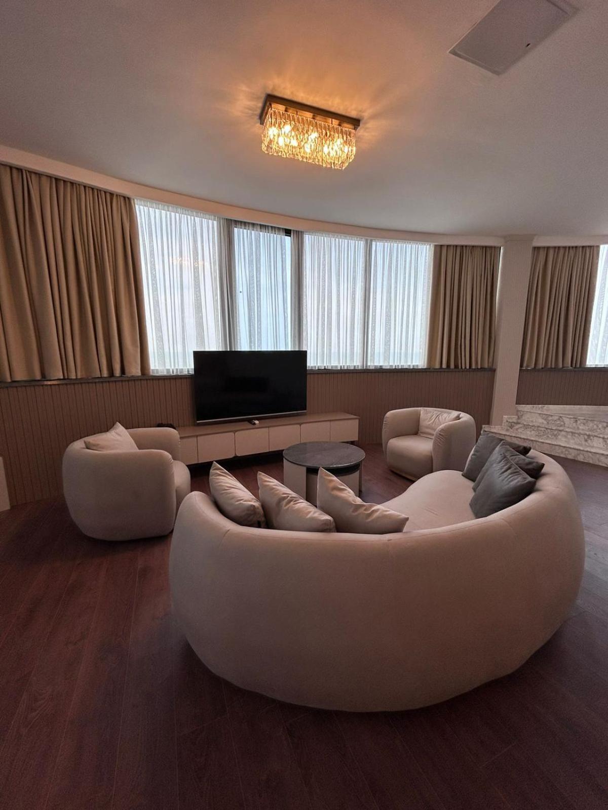 Sky Tower Hotel Batumi Exterior foto A suite at the hotel