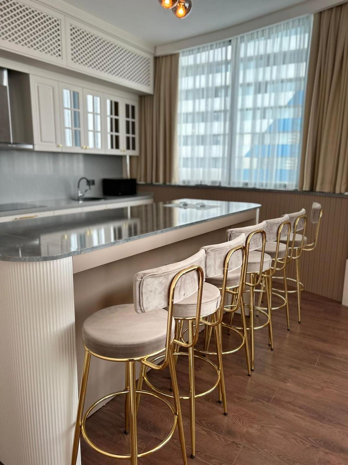 Sky Tower Hotel Batumi Exterior foto A row of bar stools