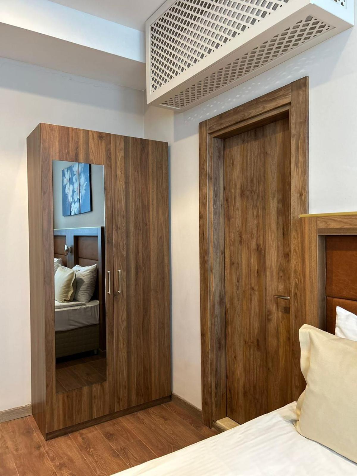 Sky Tower Hotel Batumi Exterior foto A bedroom at the hotel