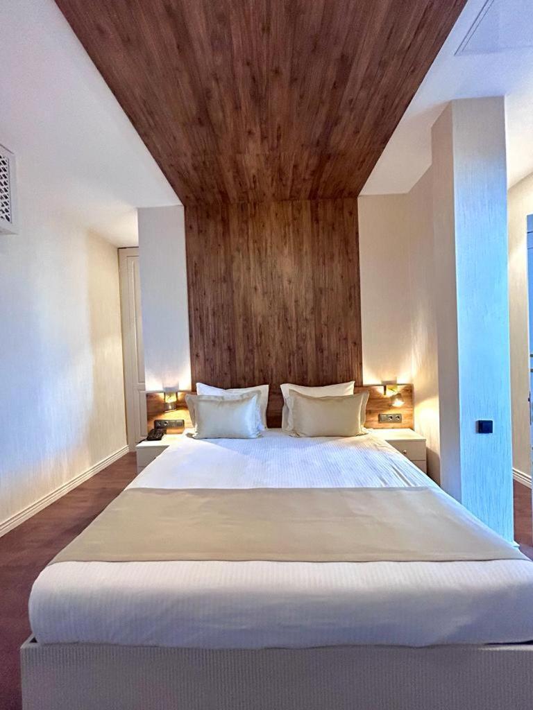 Sky Tower Hotel Batumi Exterior foto A bedroom at the hotel