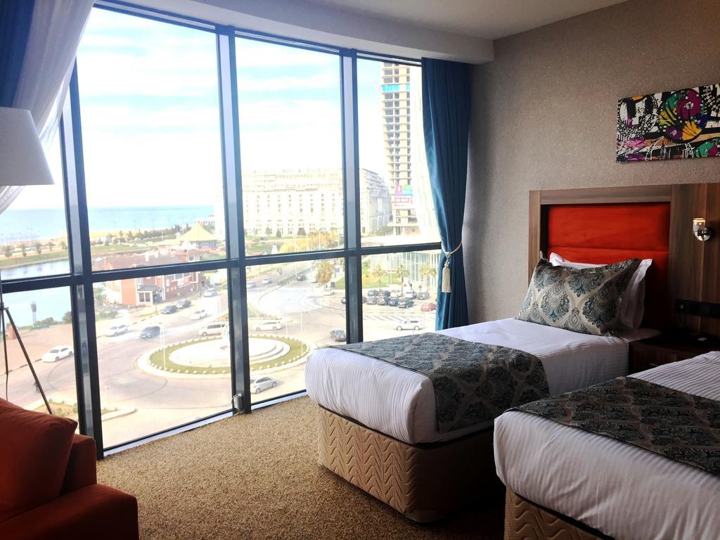 Sky Tower Hotel Batumi Exterior foto Deluxe room
