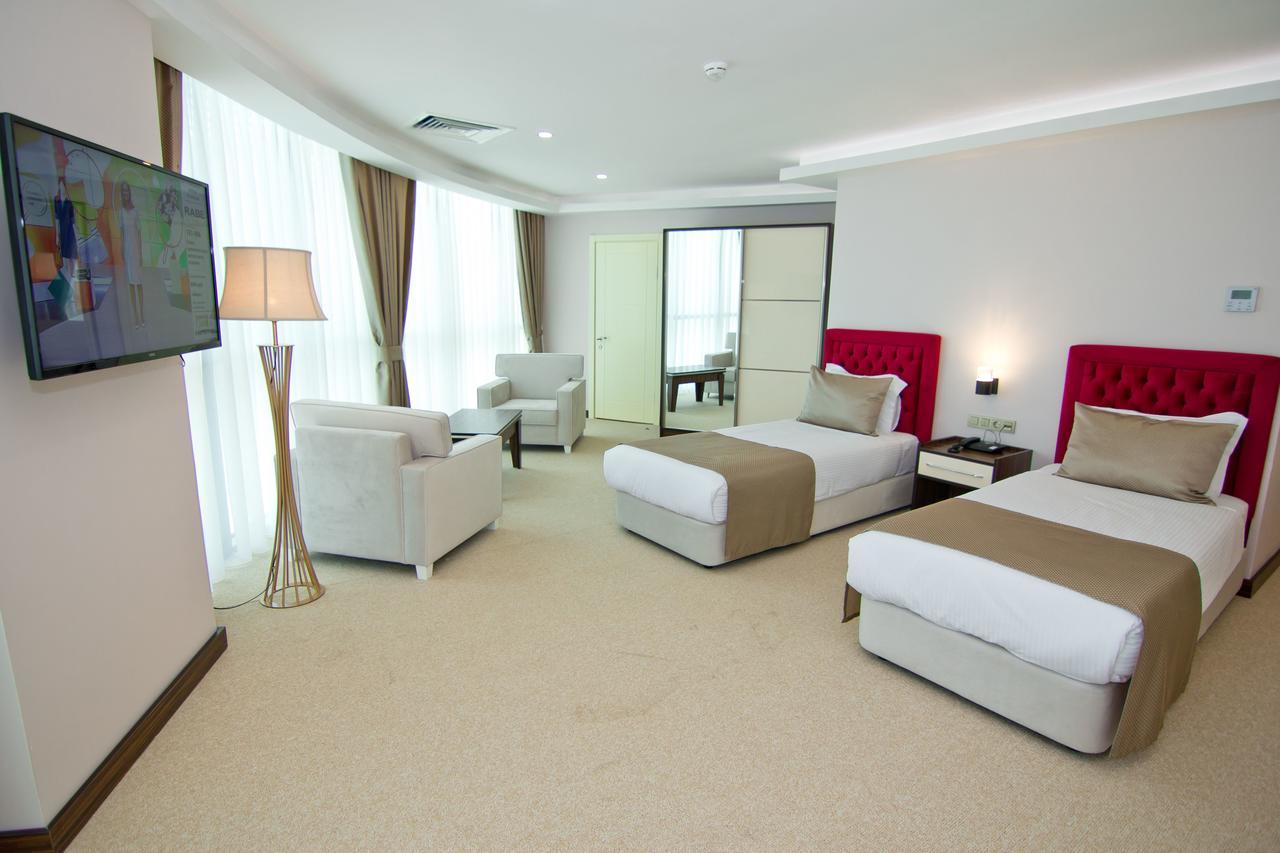Sky Tower Hotel Batumi Exterior foto Suite