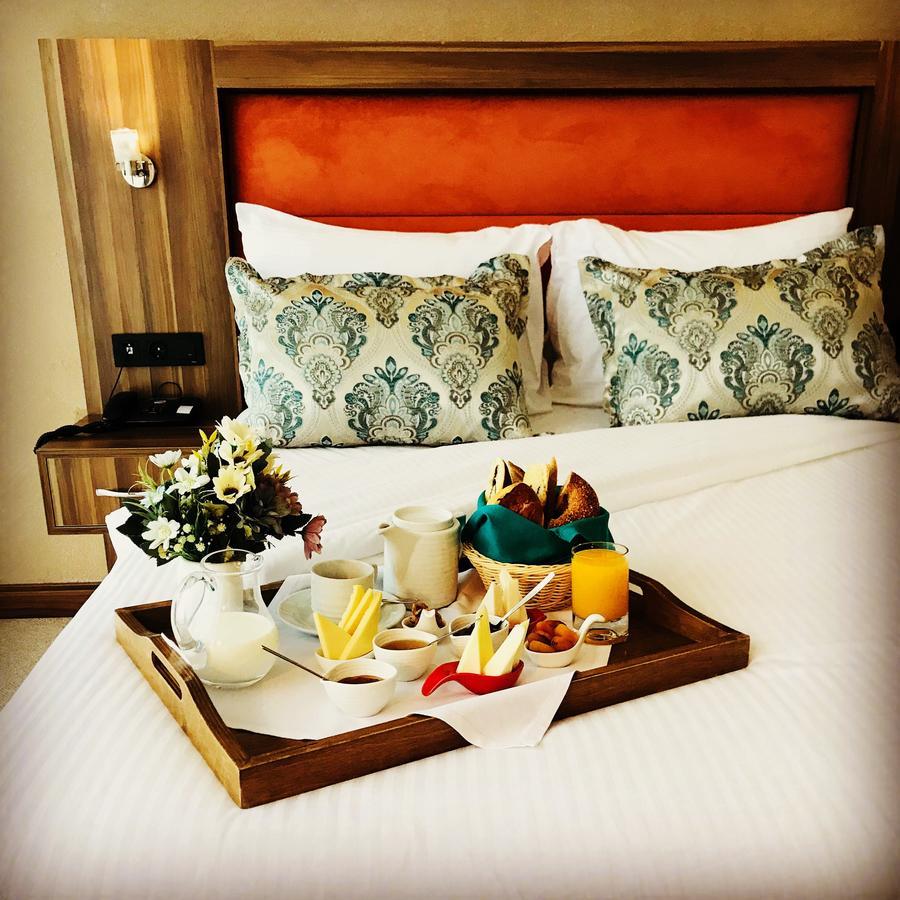 Sky Tower Hotel Batumi Exterior foto A room service tray