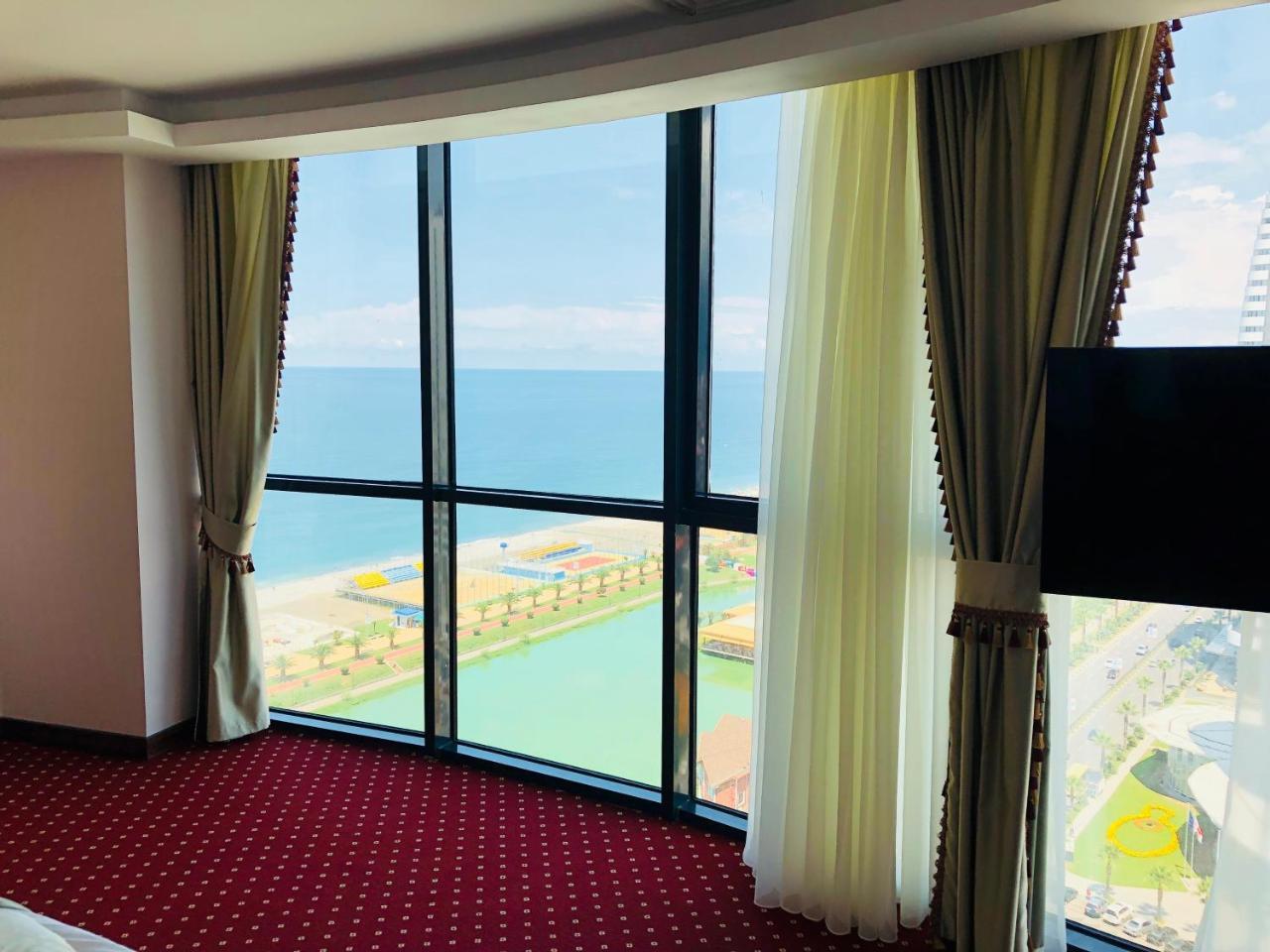 Sky Tower Hotel Batumi Exterior foto View from the hotel
