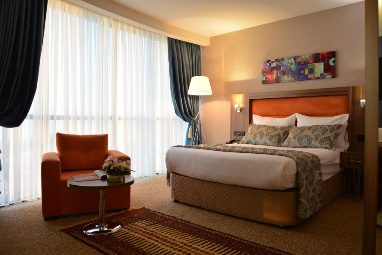 Sky Tower Hotel Batumi Exterior foto A room at the hotel