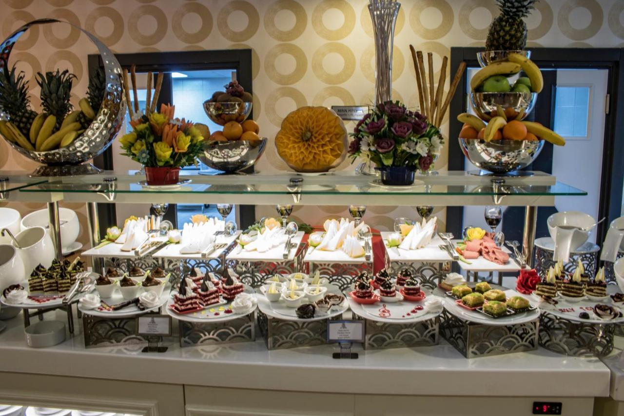 Sky Tower Hotel Batumi Exterior foto A dessert buffet