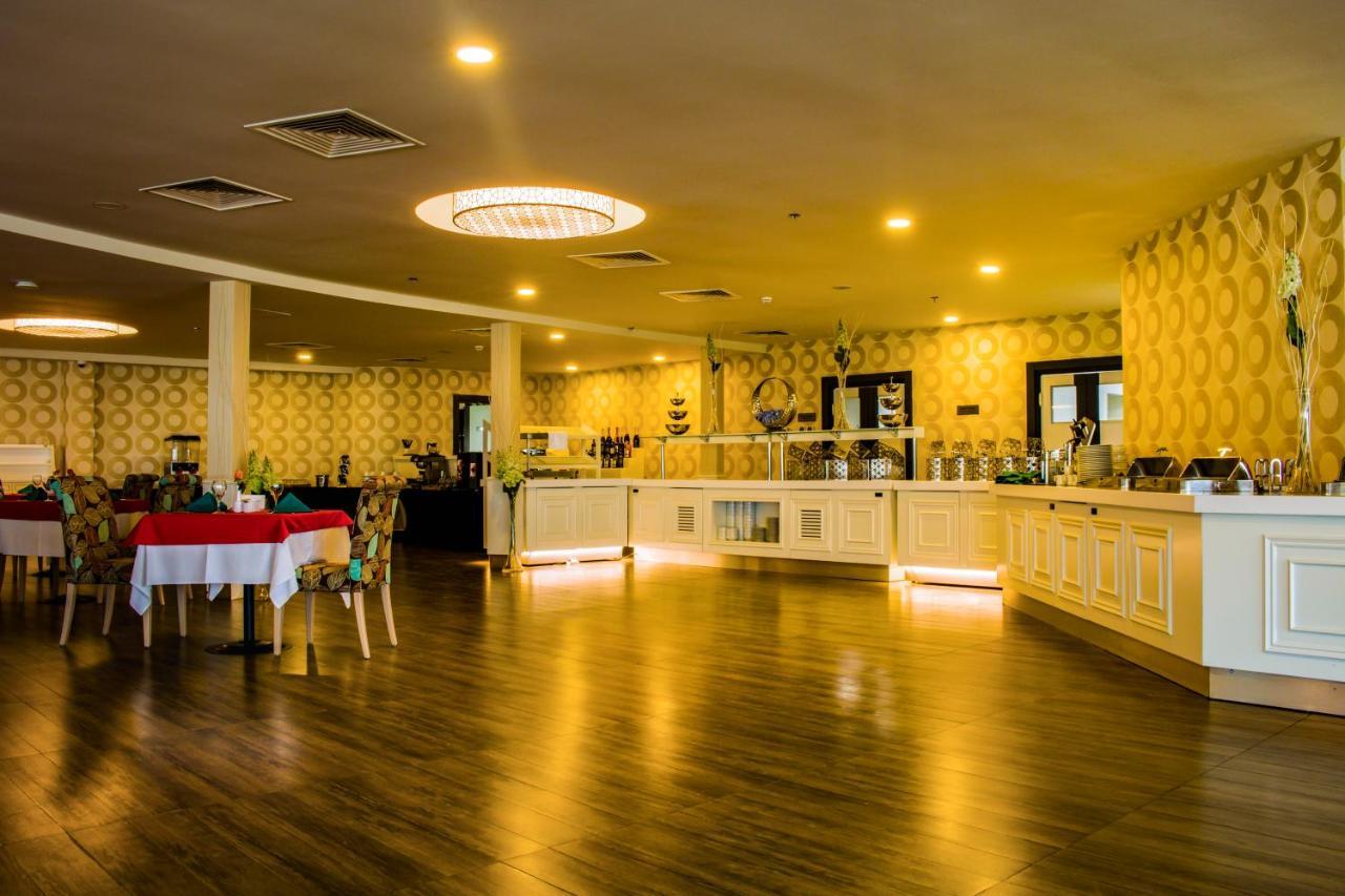 Sky Tower Hotel Batumi Exterior foto The restaurant at the hotel