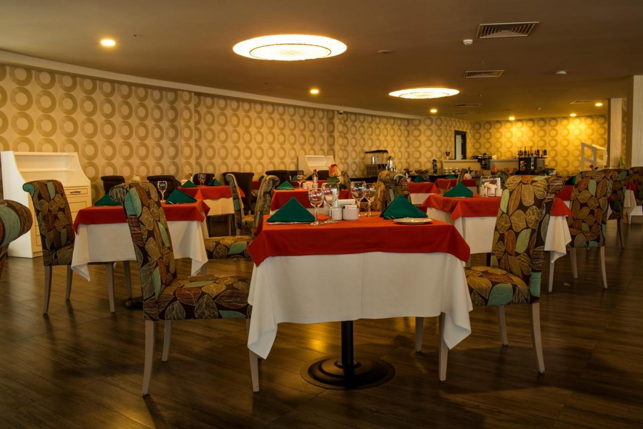 Sky Tower Hotel Batumi Exterior foto The restaurant