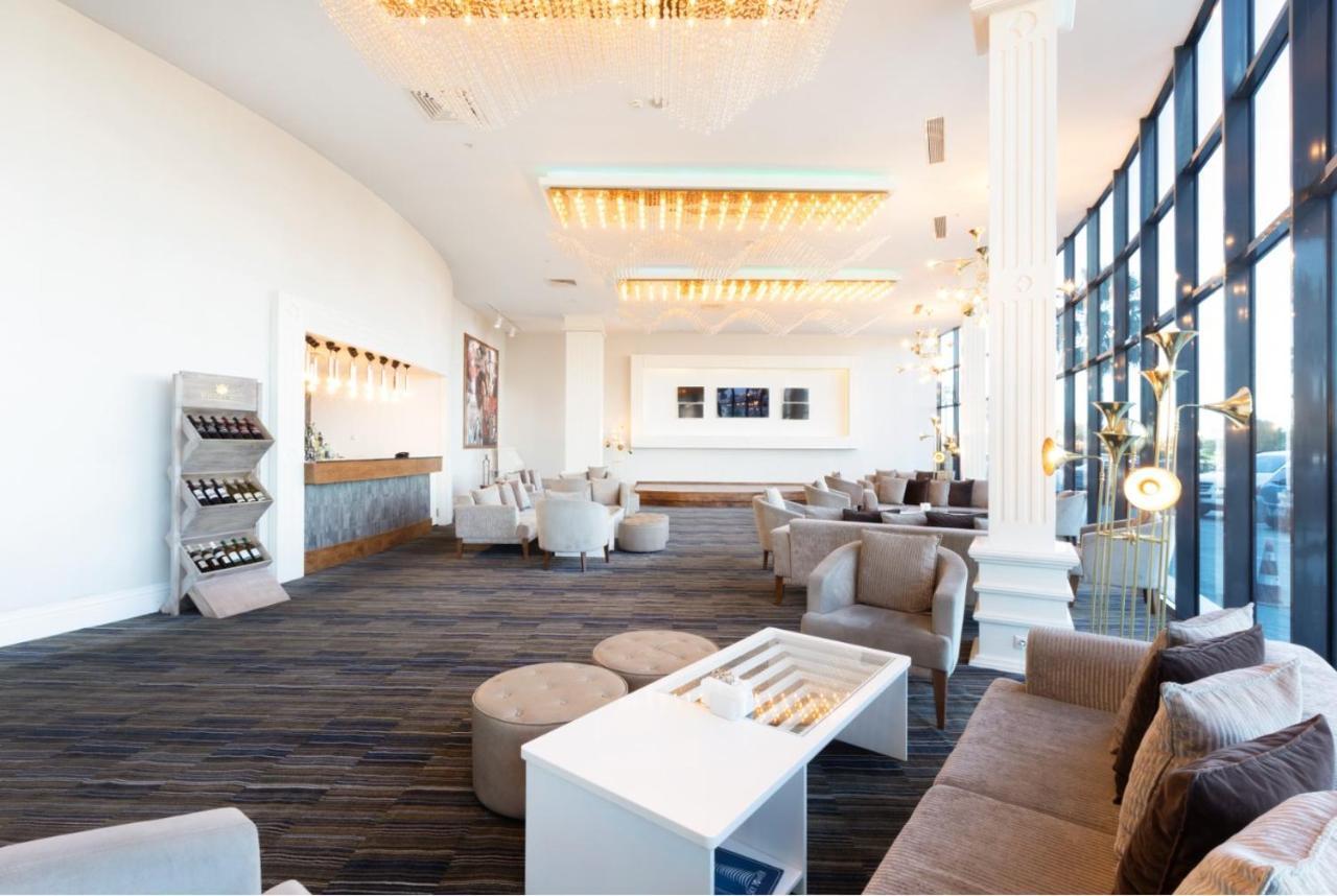 Sky Tower Hotel Batumi Exterior foto The lounge at the airport
