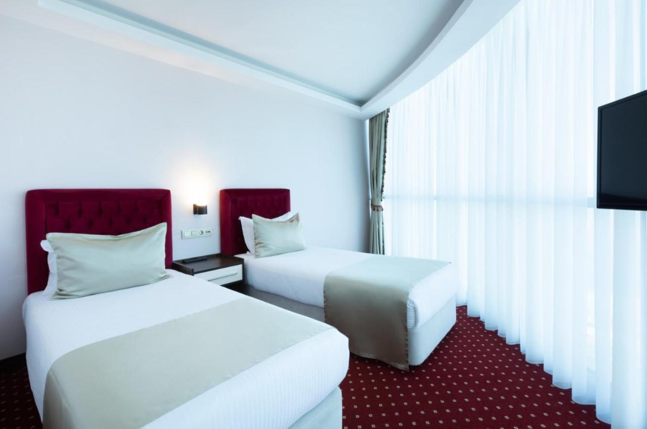 Sky Tower Hotel Batumi Exterior foto A room at the hotel