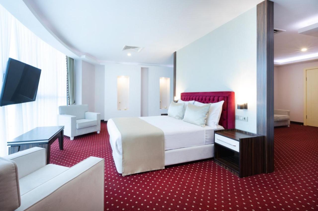 Sky Tower Hotel Batumi Exterior foto Suite