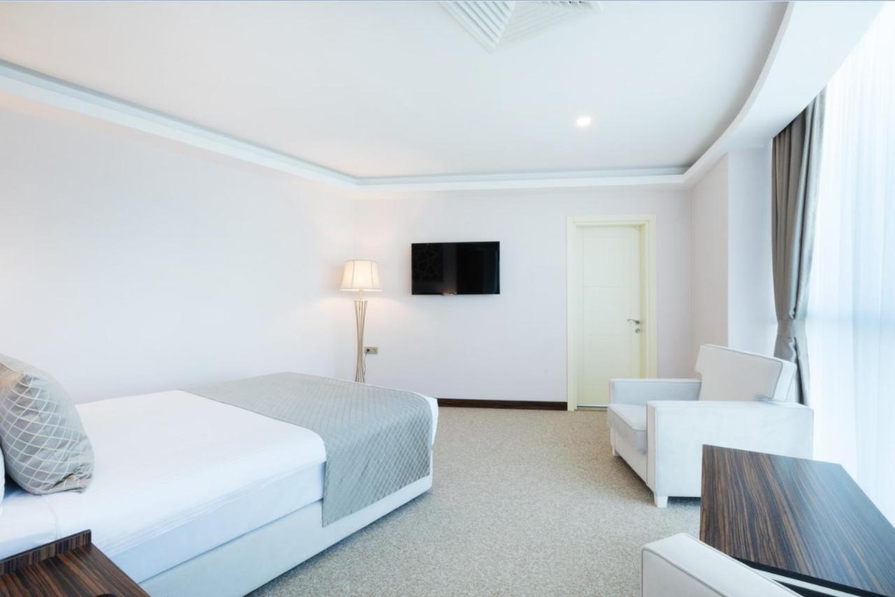 Sky Tower Hotel Batumi Exterior foto A room at the hotel
